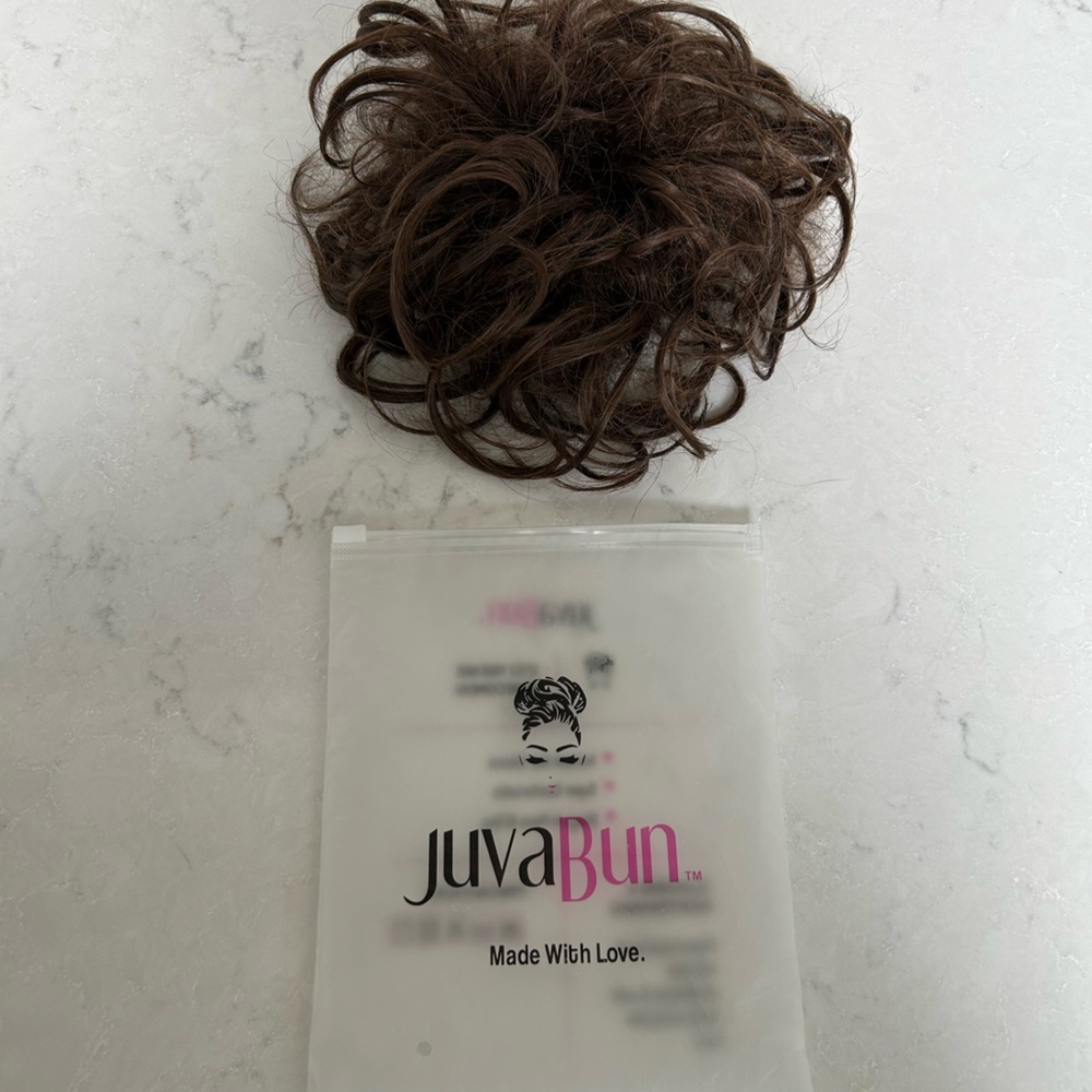 Juva Bun Messy Bun in Medium Brown